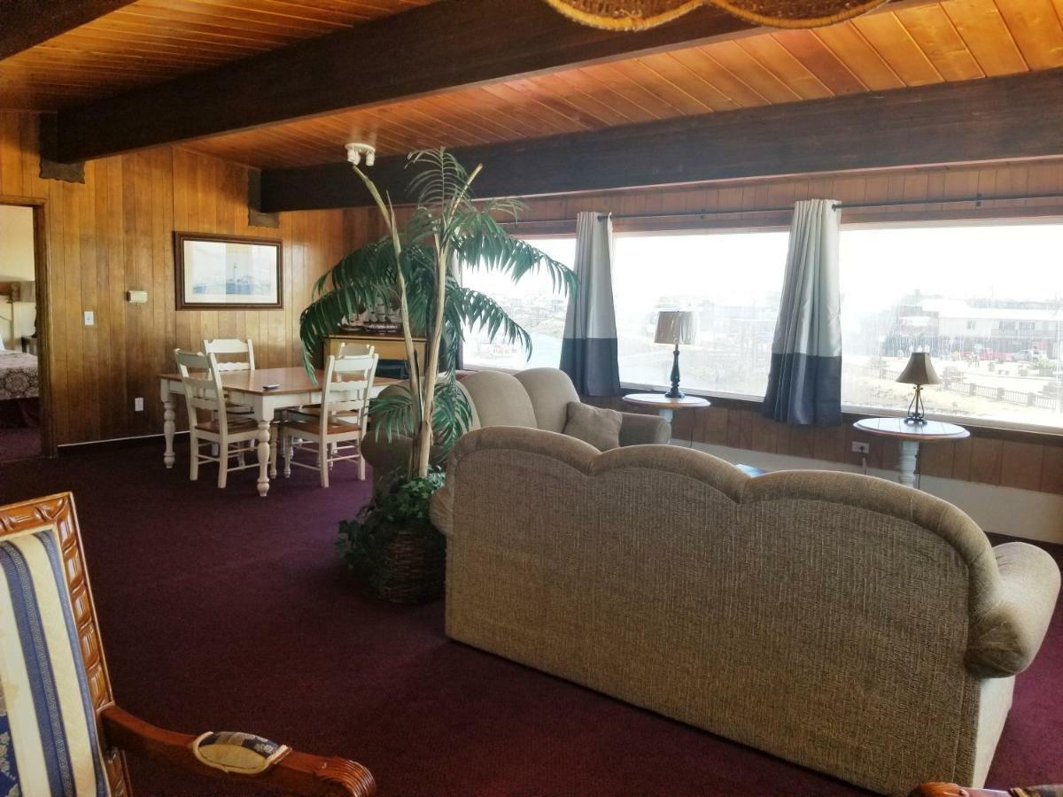 Islander Westport Hotel Exterior photo
