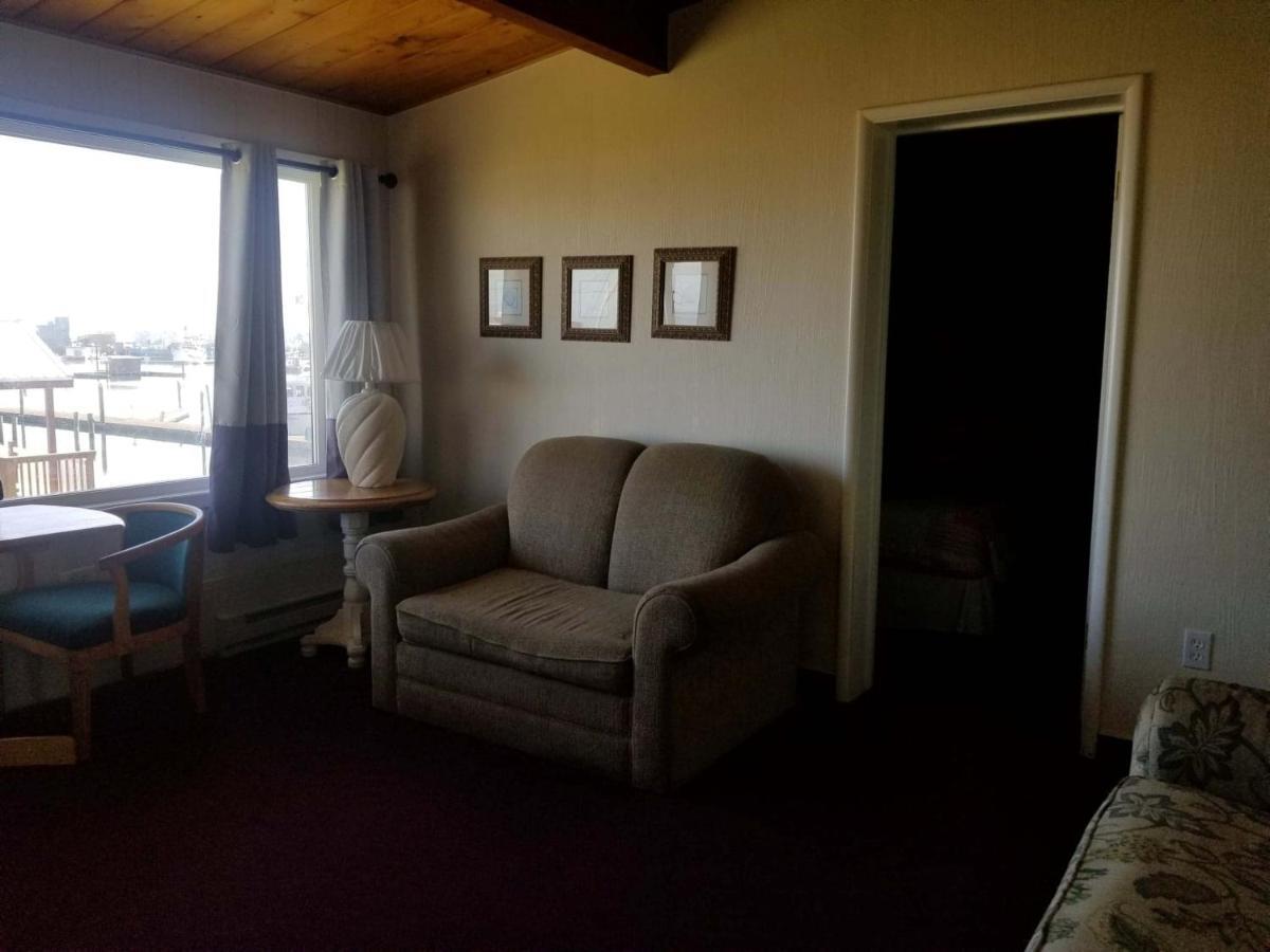 Islander Westport Hotel Exterior photo