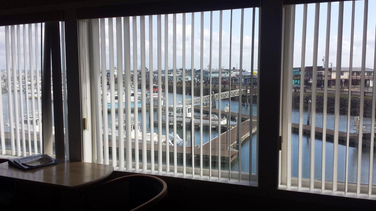 Islander Westport Hotel Exterior photo